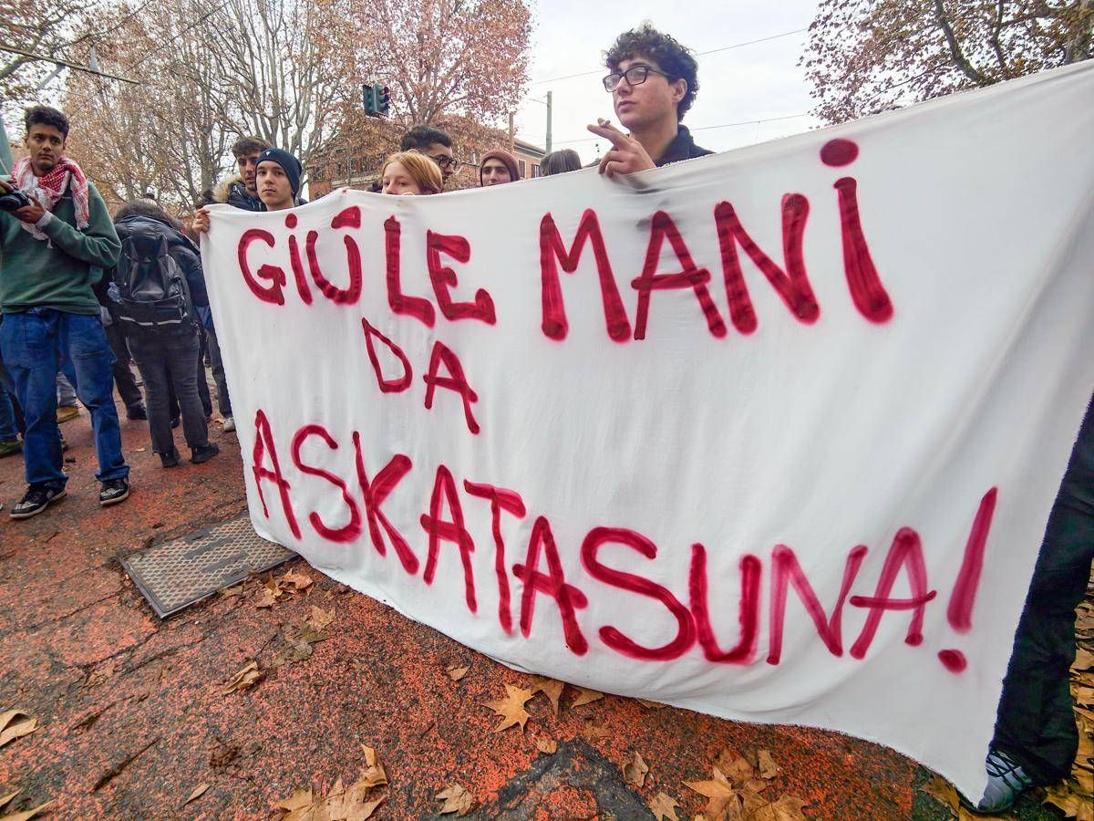Askatasuna, a Torino corteo contro lo sgombero del centro sociale: "Oggi non è data di fine ma di inizio" - 