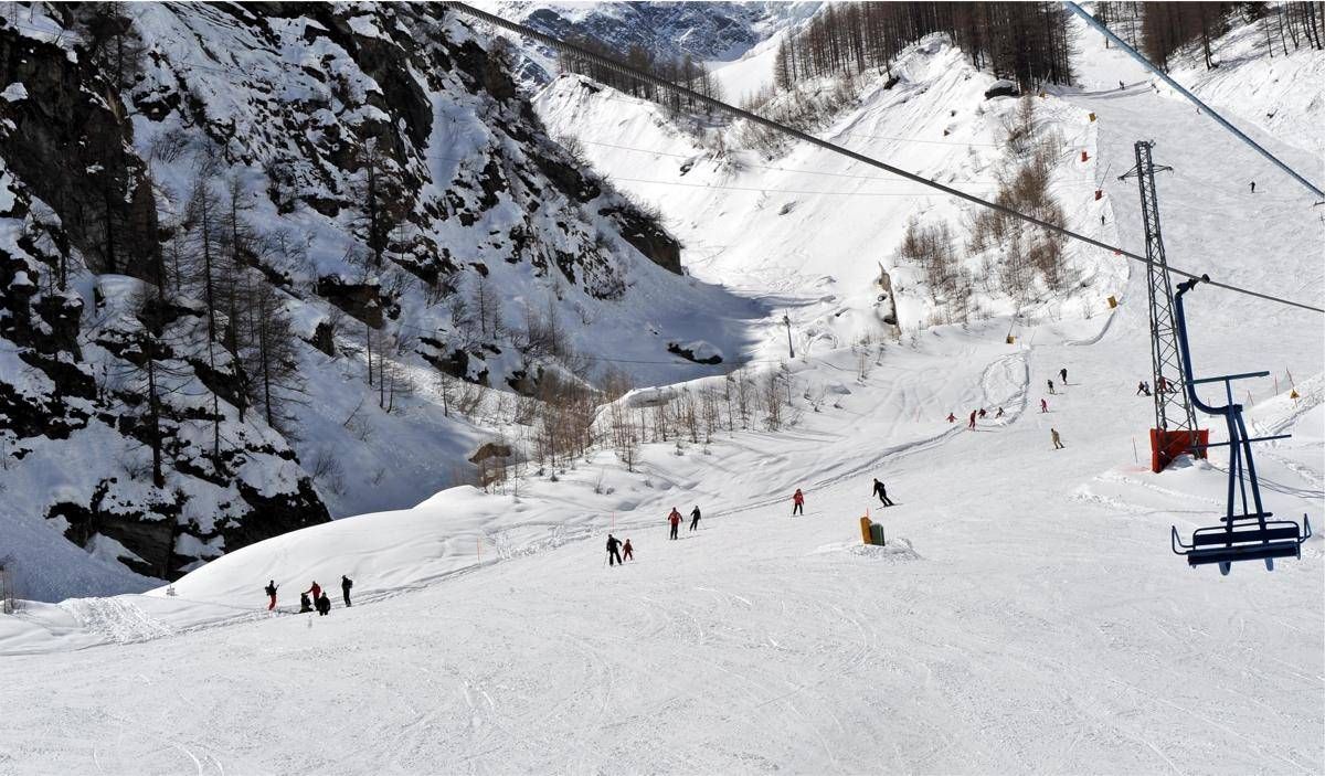 Incidente funivia a Macugnaga, due feriti e 100 persone bloccate a monte - 