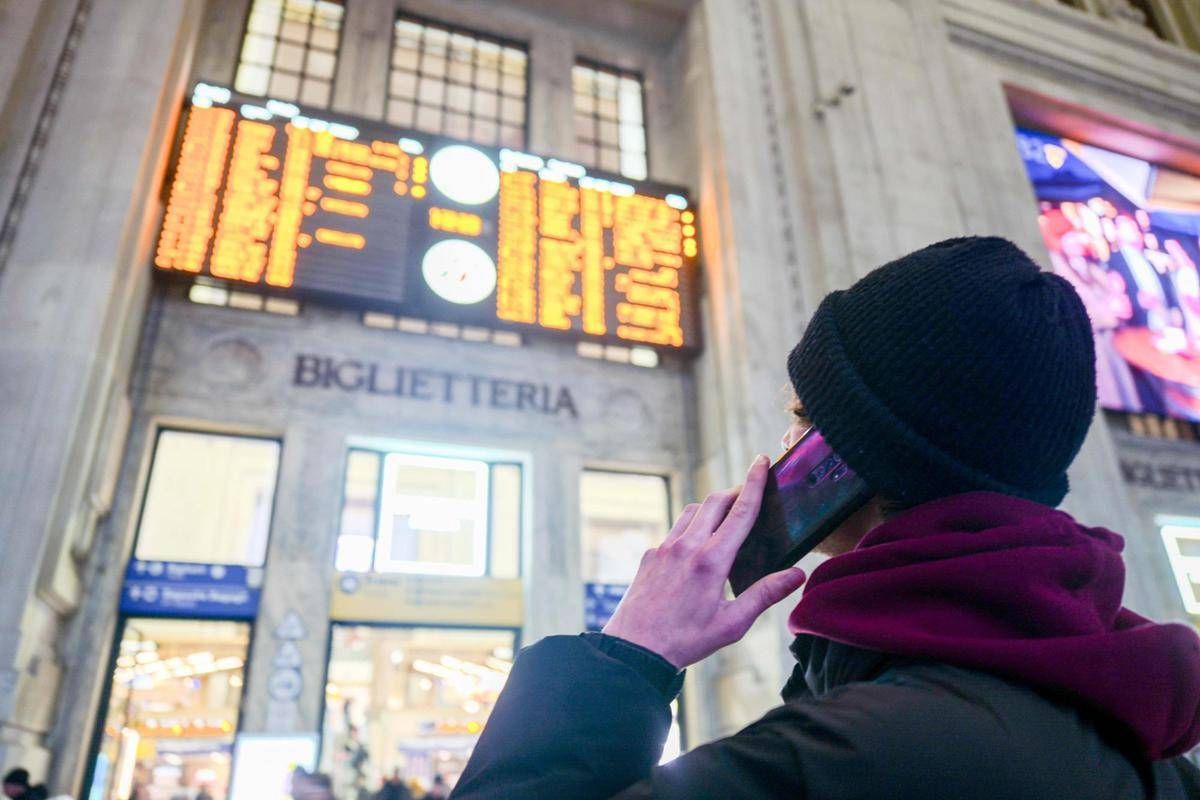 Caos treni alla Vigilia di Natale, guasto a nodo ferroviario di Napoli e ritardi di oltre un'ora su Alta Velocità e Intercity - 