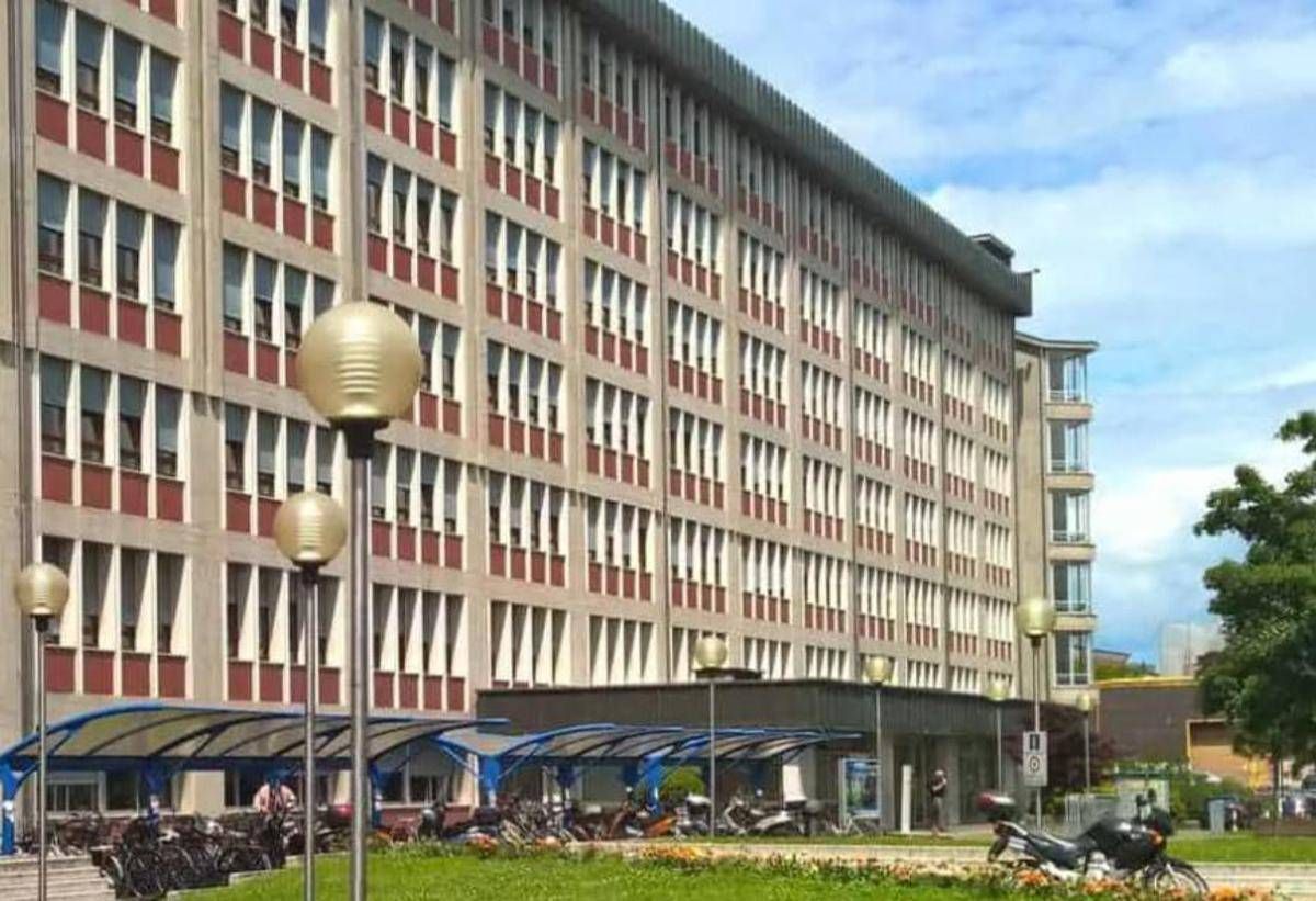 Vicenza, si aggrava la donna trovata in un lago di sangue nel cortile di casa: ora lotta tra la vita e la morte - 