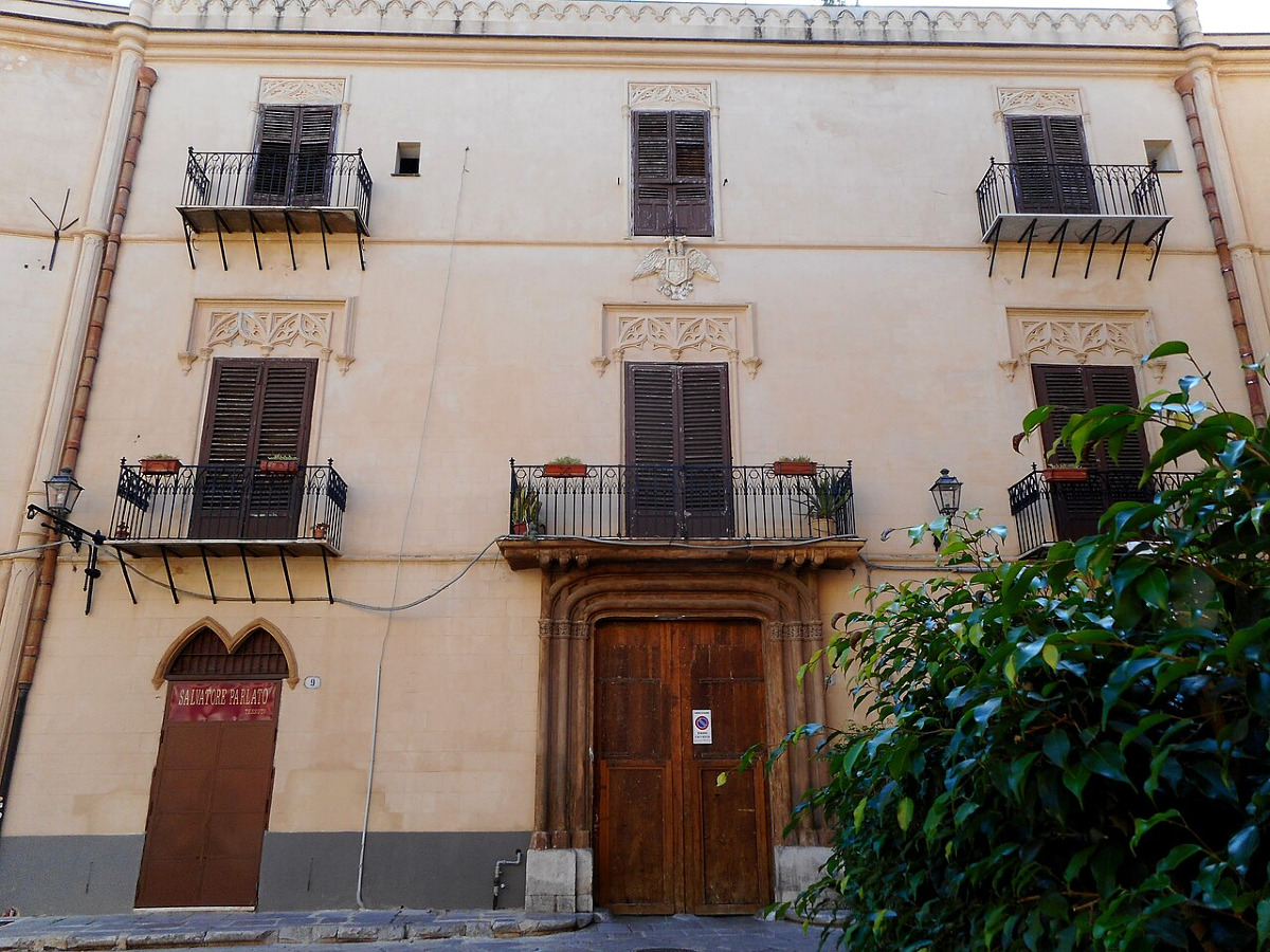 La facciata neogotica palermitana che cela un viceré dimenticato - Foto: Stendhal55/Wikipedia