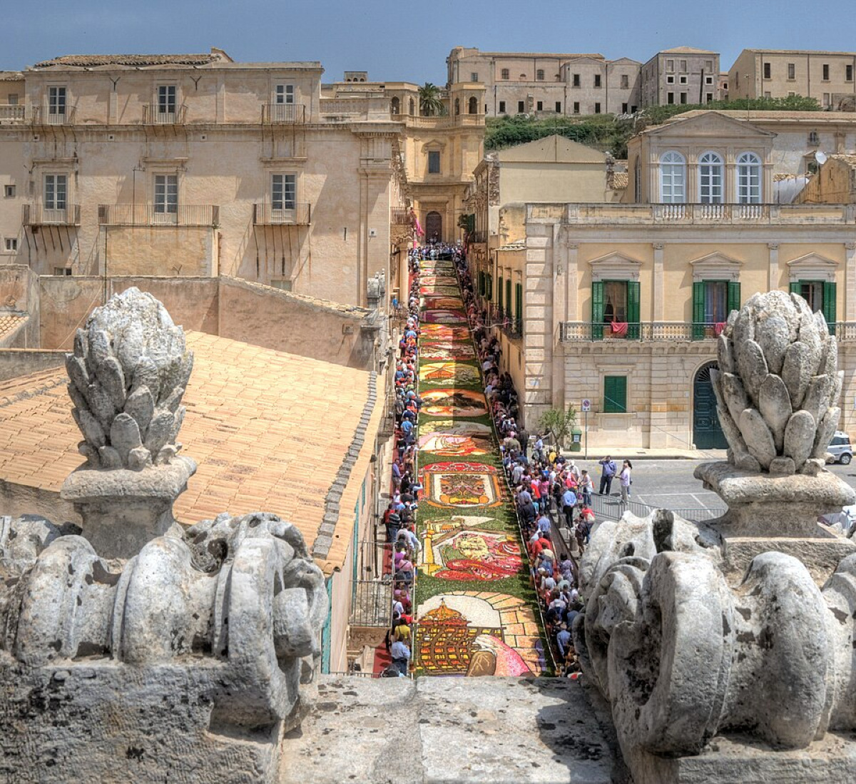 L'Infiorata di Noto: quando i petali dipingono la devozione barocca - Foto: giomodica/Wikipedia
