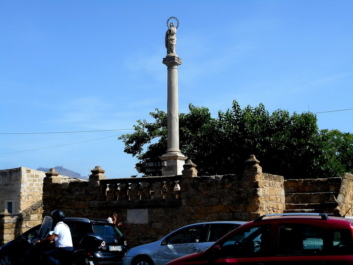 La colonna solitaria sul mare che custodisce un amore dimenticato di Palermo - Foto: Stendhal55/Wikipedia