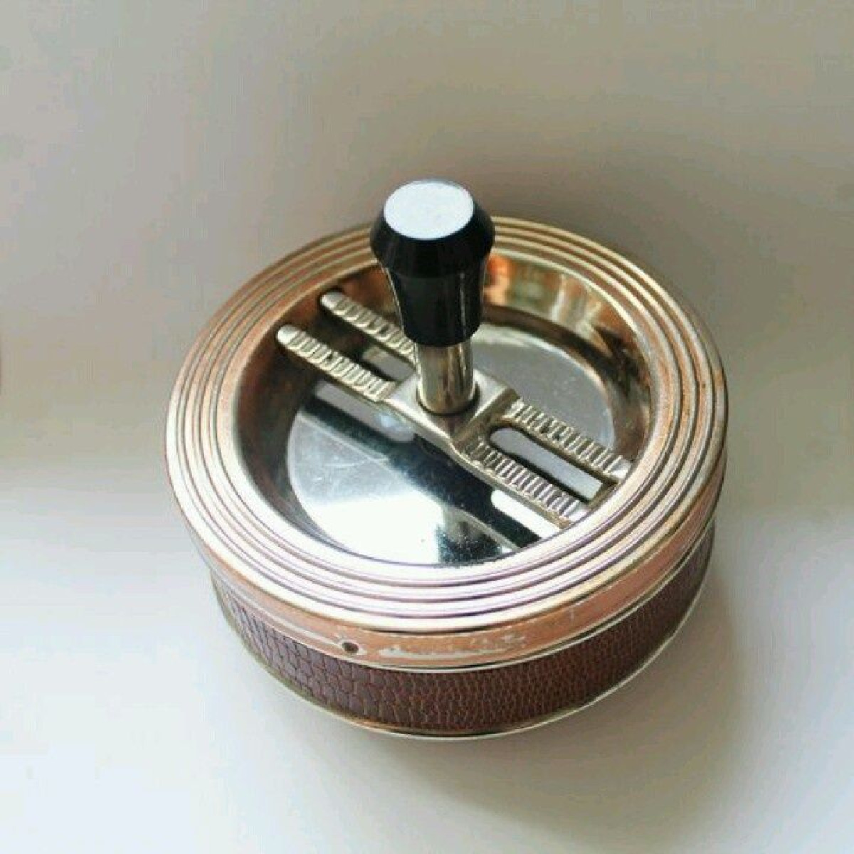 Il posacenere a pulsante: quando la cenere spariva con un solo gesto - 