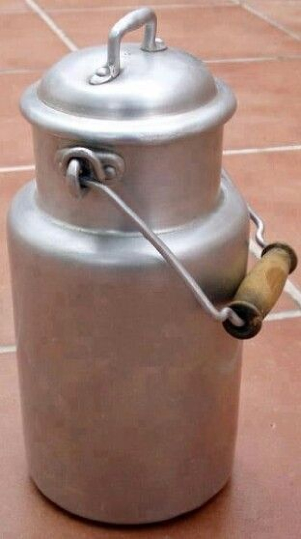 La lattiera in alluminio: lo strano oggetto che racconta l’Italia di una volta - 