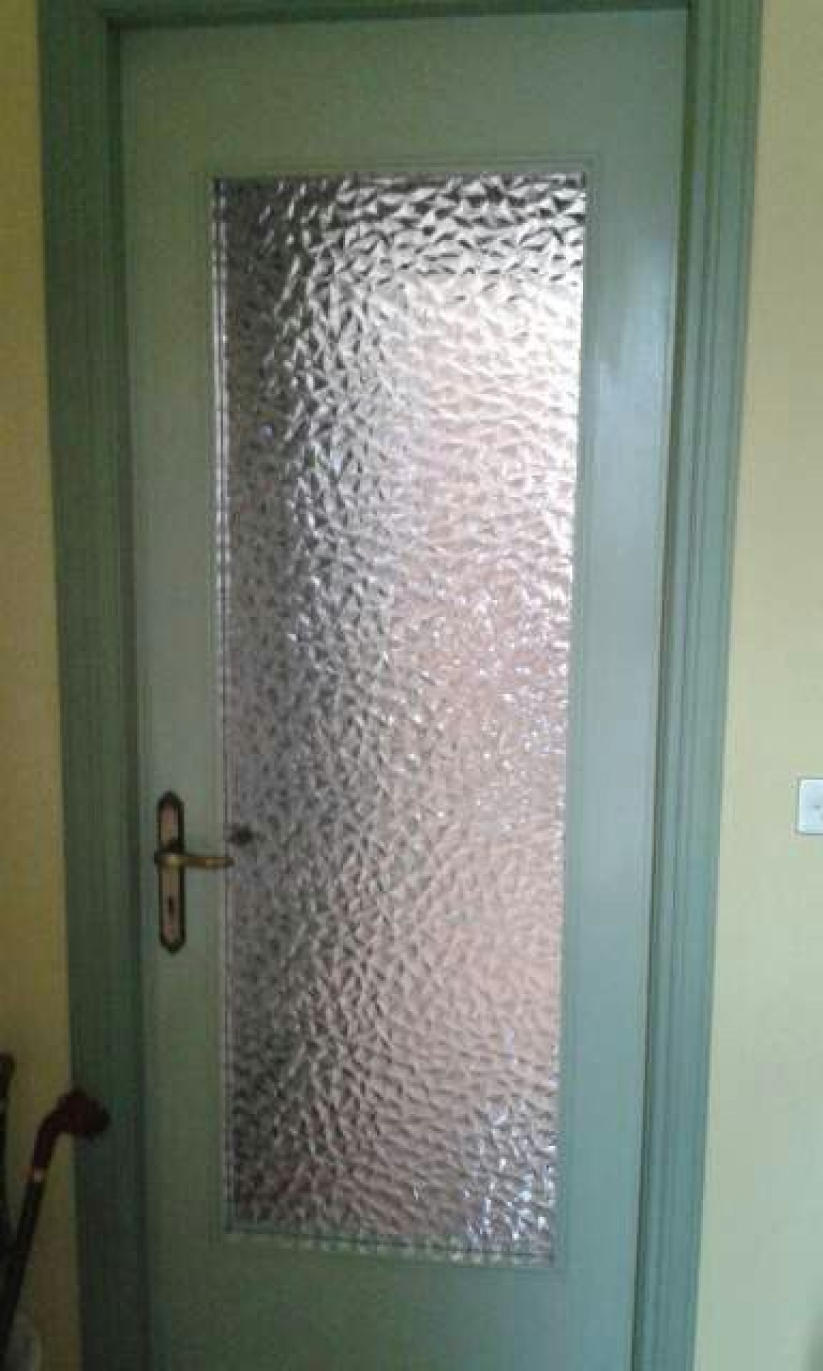 Quando le porte di casa avevano il vetro lavorato: un dettaglio che raccontava una vita intera - 