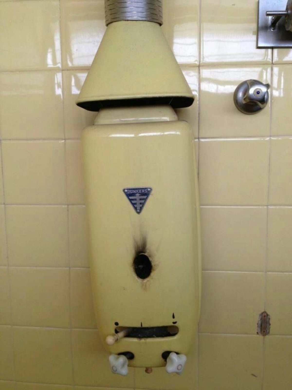 Lo scaldabagno a gas di una volta: quell’oggetto misterioso che tutti avevano in bagno - 