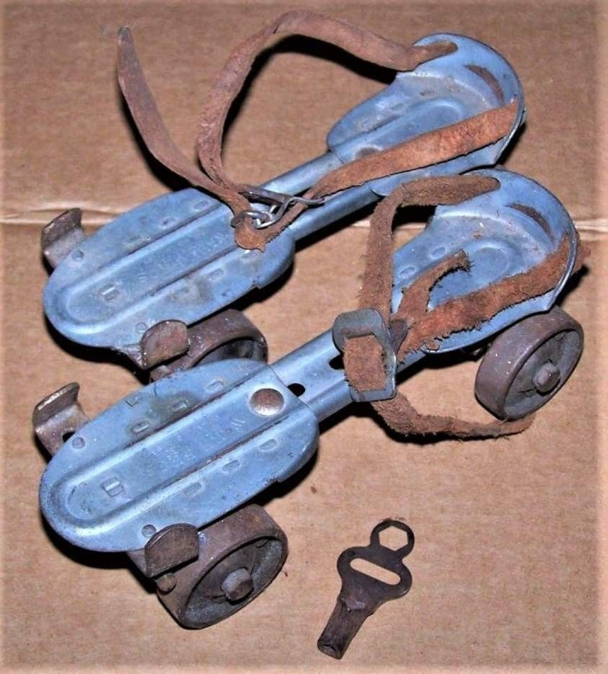 Quei pattini da agganciare alle scarpe: il gioco che trasformava ogni strada in una pista - 