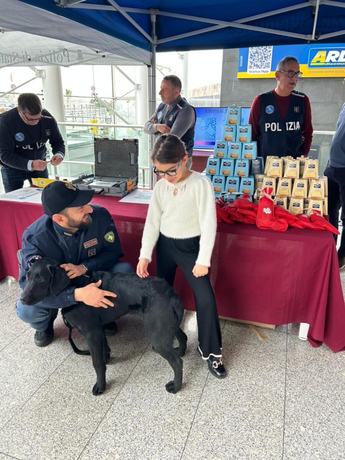 Polizia di Catania accoglie i passeggeri all’Aeroporto Bellini con attività per i bambini