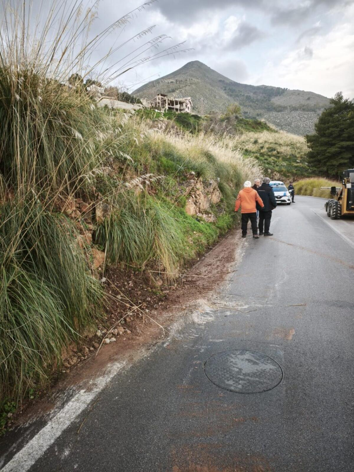Intervento urgente del Comune di Palermo su via Ruffo di Calabria dopo 35 giorni di attesa dei cittadini - 
