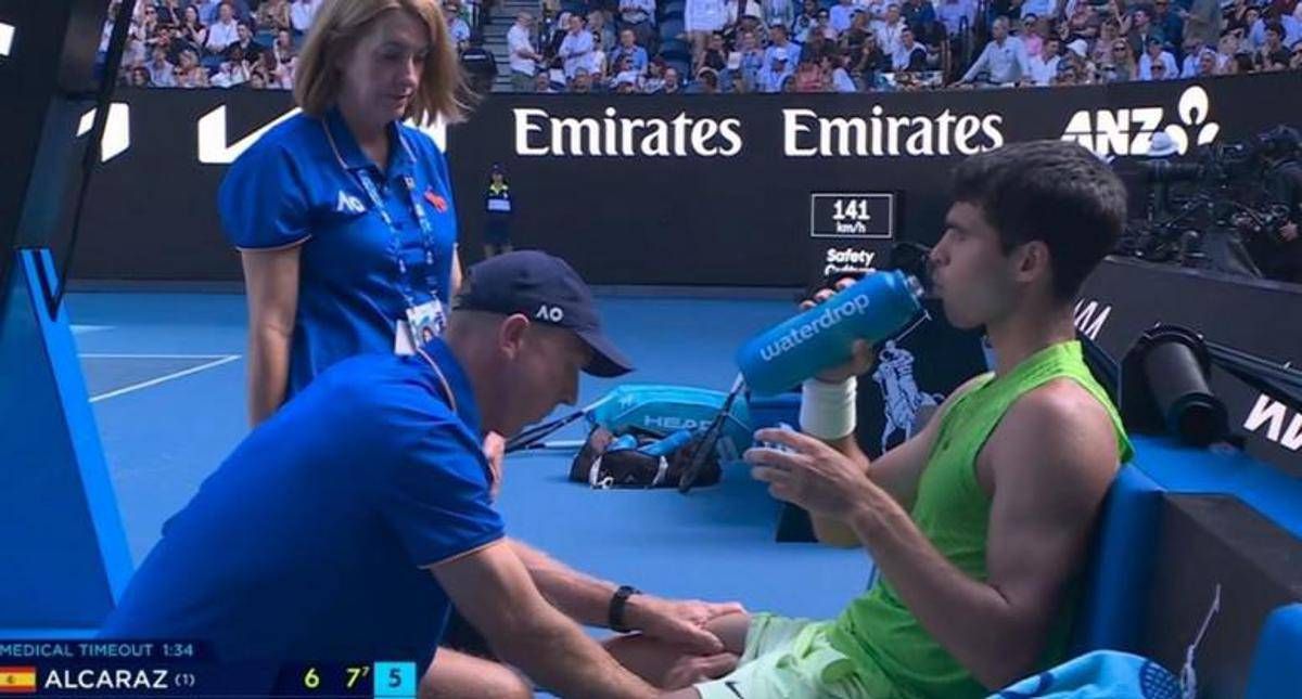 Australian Open, crampi per Alcaraz. E il medical time out fa infuriare Zverev - 