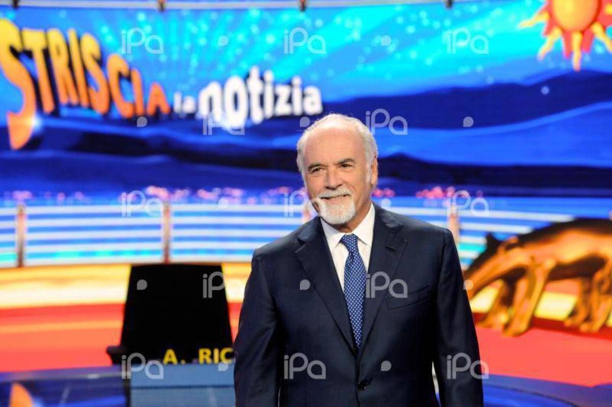 Torna Striscia, Ricci a tutto campo. Da Signorini a Affari tuoi, la conferenza show - 