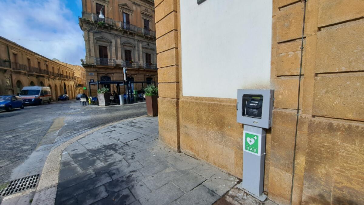 Potenziamento della rete di primo soccorso: installato un defibrillatore nel Comune di Caltanissetta - 