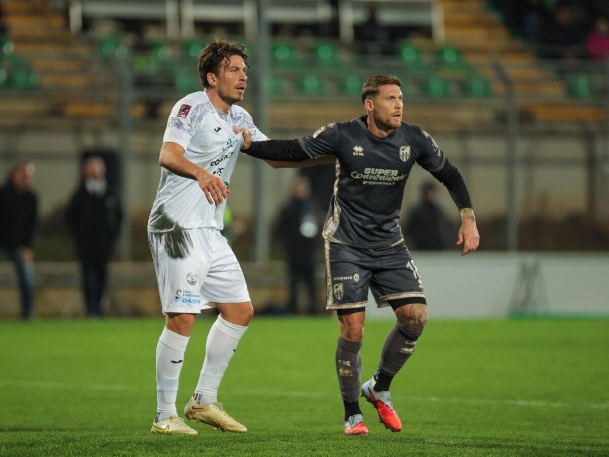 Sasà Caturano guida il Calcio Catania alla vittoria e alla vetta della classifica - 