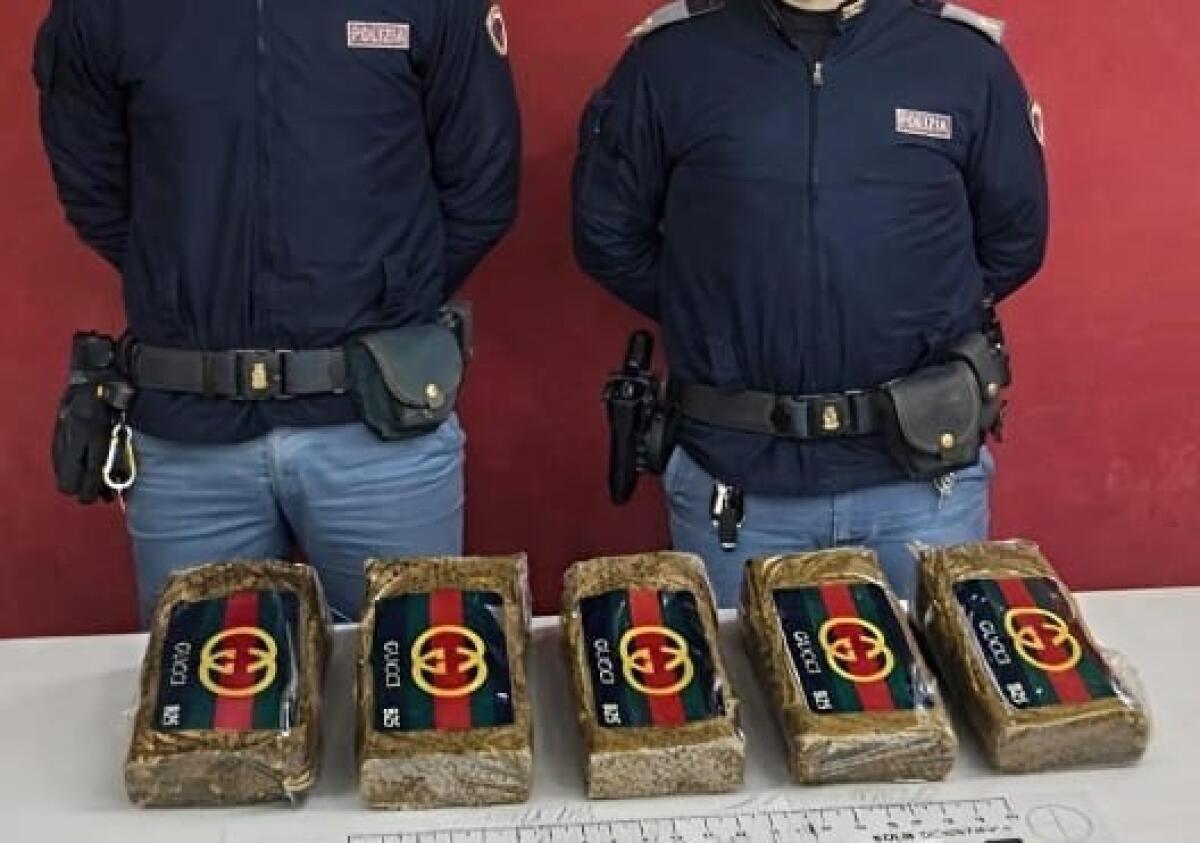 Polizia di Caltanissetta arresta giovane per detenzione di cinque panetti di hashish