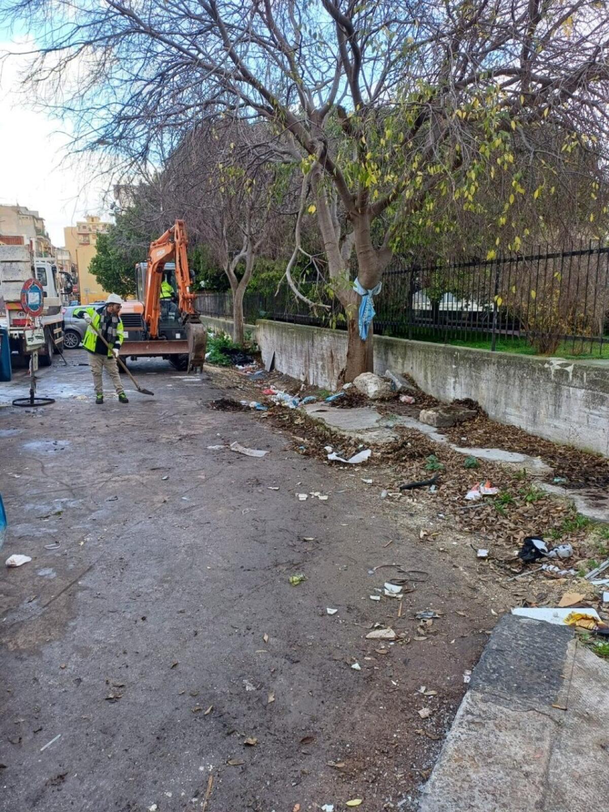 Ripristino della pubblica illuminazione in via Crociferi: intervento del Comune di Palermo dopo danni da discarica abusiva - 