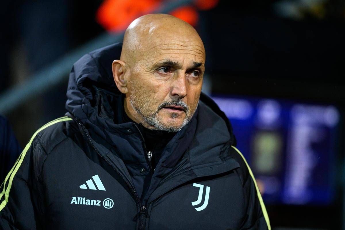 Juventus, Spalletti show con Benfica: litiga con un tifoso, poi tira un ceffone a Openda - 