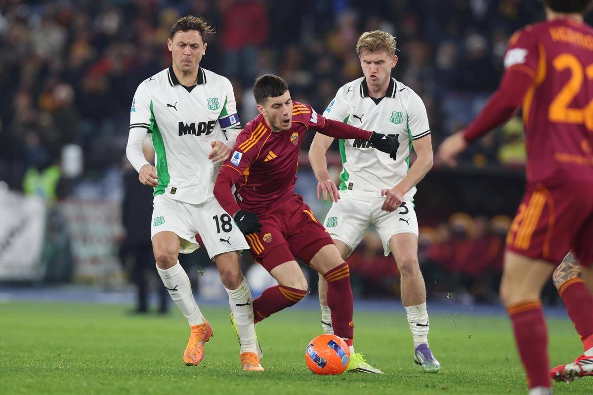 Roma-Sassuolo, rigore dato e poi revocato ai giallorossi. Cos'è successo - 