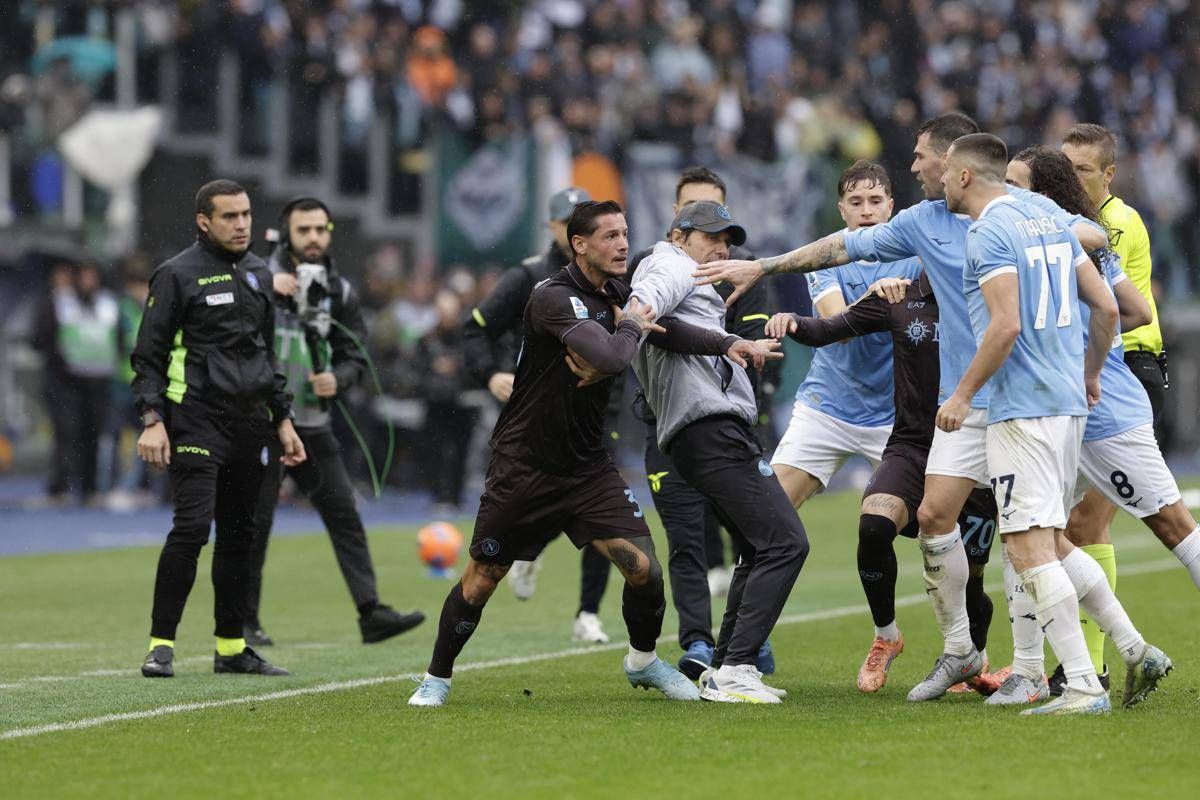 Lazio-Napoli, caos finale con tre espulsi e Conte in campo. Cos'è successo - 