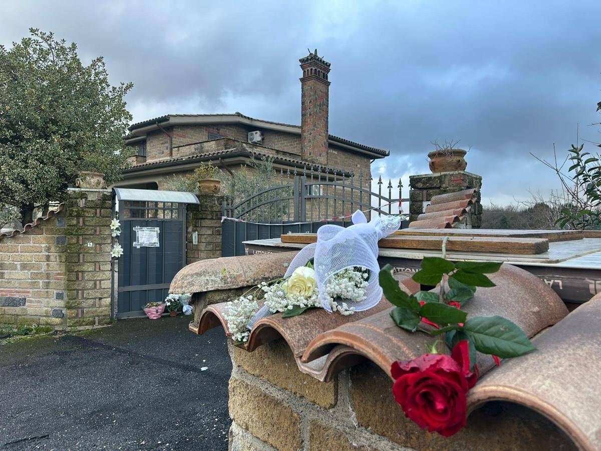 Oggi i funerali dei genitori di Carlomagno, ad Anguillara è lutto cittadino - 