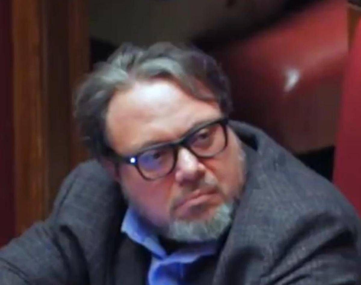 M5S, Carotenuto e gli occhiali smart alla Camera: "Non faccio video in Aula" - 