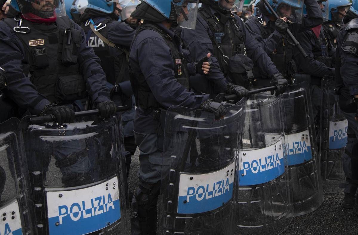 Agenti sotto processo solo su richiesta del ministro: ddl di Fratelli d'Italia, poi la marcia indietro - 