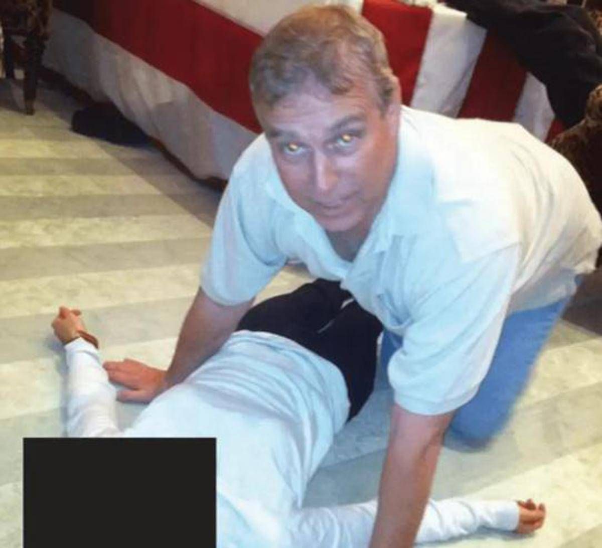 Epstein, i nuovi file: la foto che imbarazza l'ex principe Andrea - 