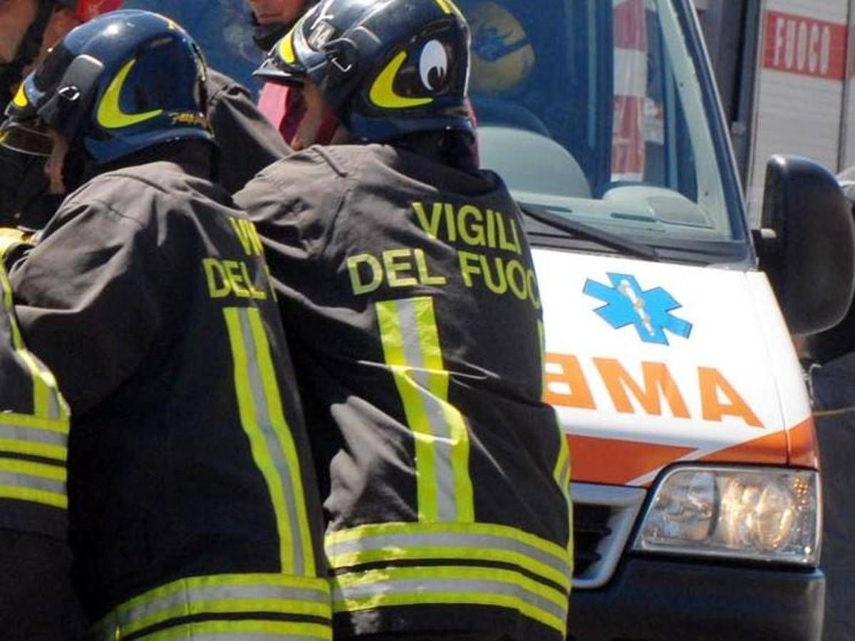 Cade nell'autocompattatore, muore uomo di 66 anni - 