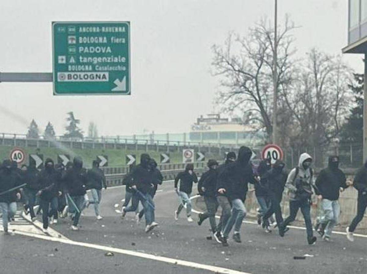 Scontri tra tifosi della Fiorentina e della Roma in autostrada a Bologna: auto danneggiate - 