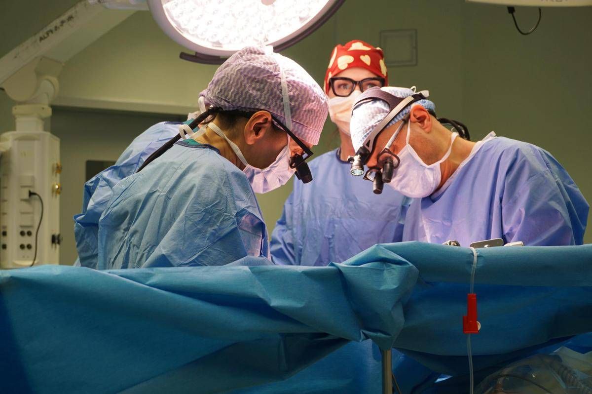 Trapianti, papà dona 2 organi alla figlia. L'ansia e poi la gioia: "Posso tenerla in braccio?" - 