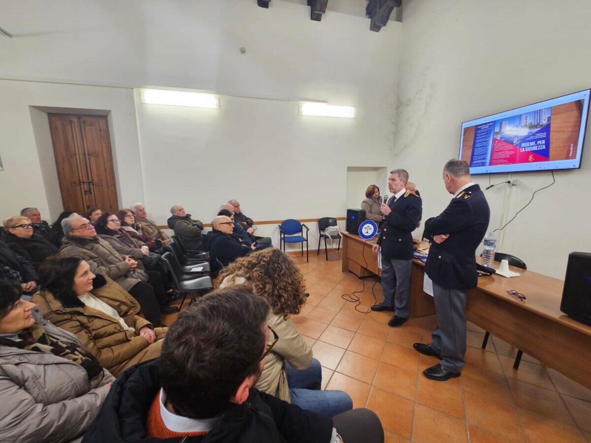 Incontro della Polizia a Catania: Corso di difesa contro truffe per anziani all'Università della Terza Età di Adrano - 