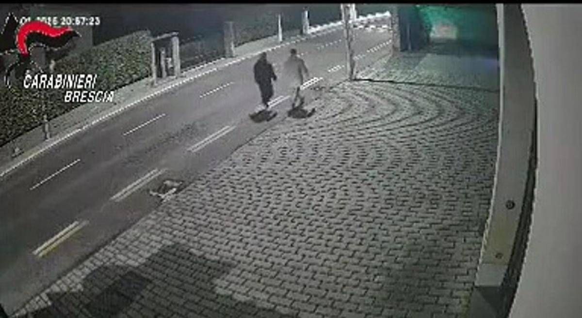 Brescia, investe due persone e scappa - 