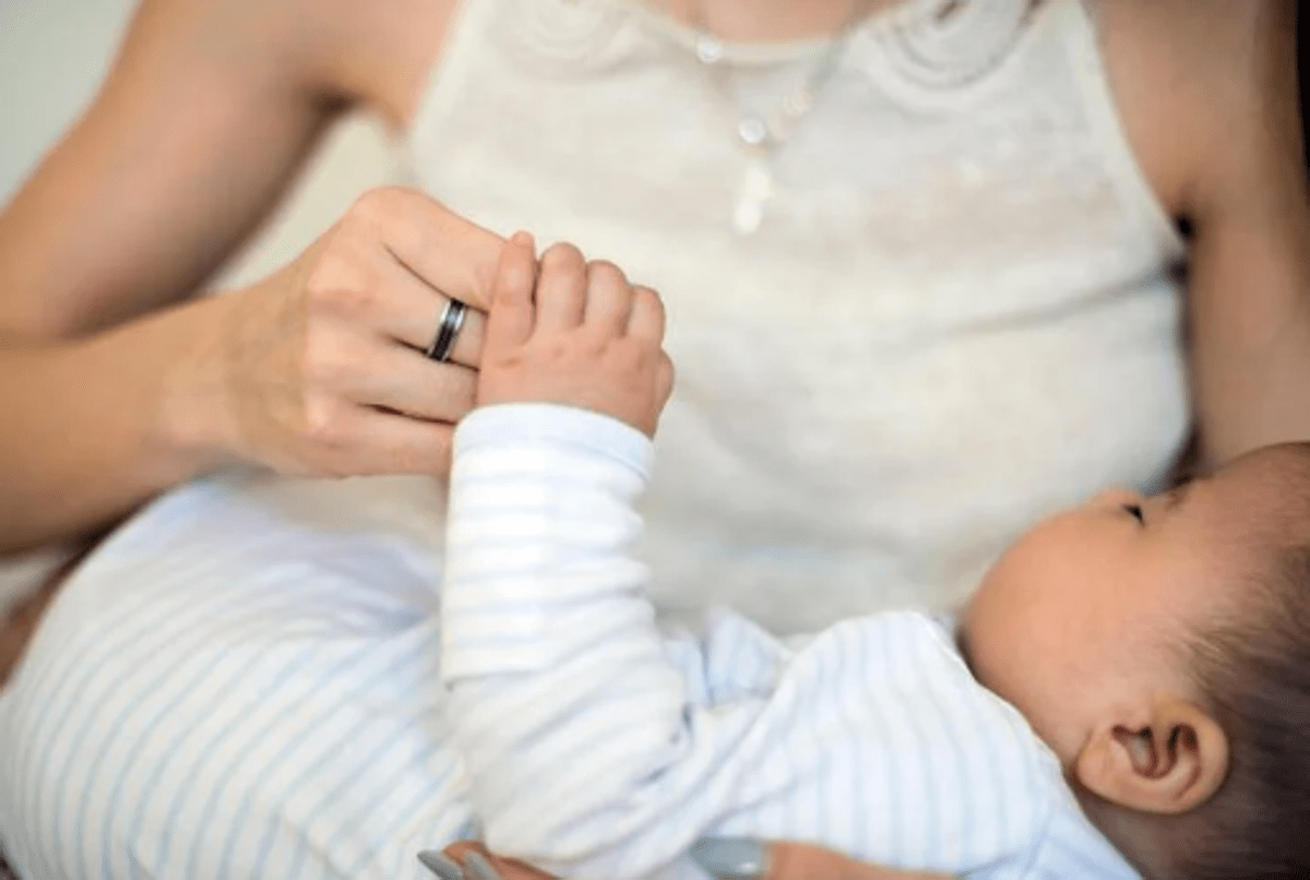 Maternità e lavoro, cos'è la child penality e perché essere madre costa caro - 