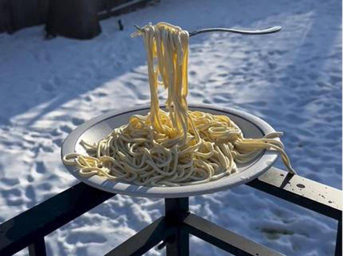 Freddo artico negli Usa, gli spaghetti si congelano e restano sospesi: il video è virale - 