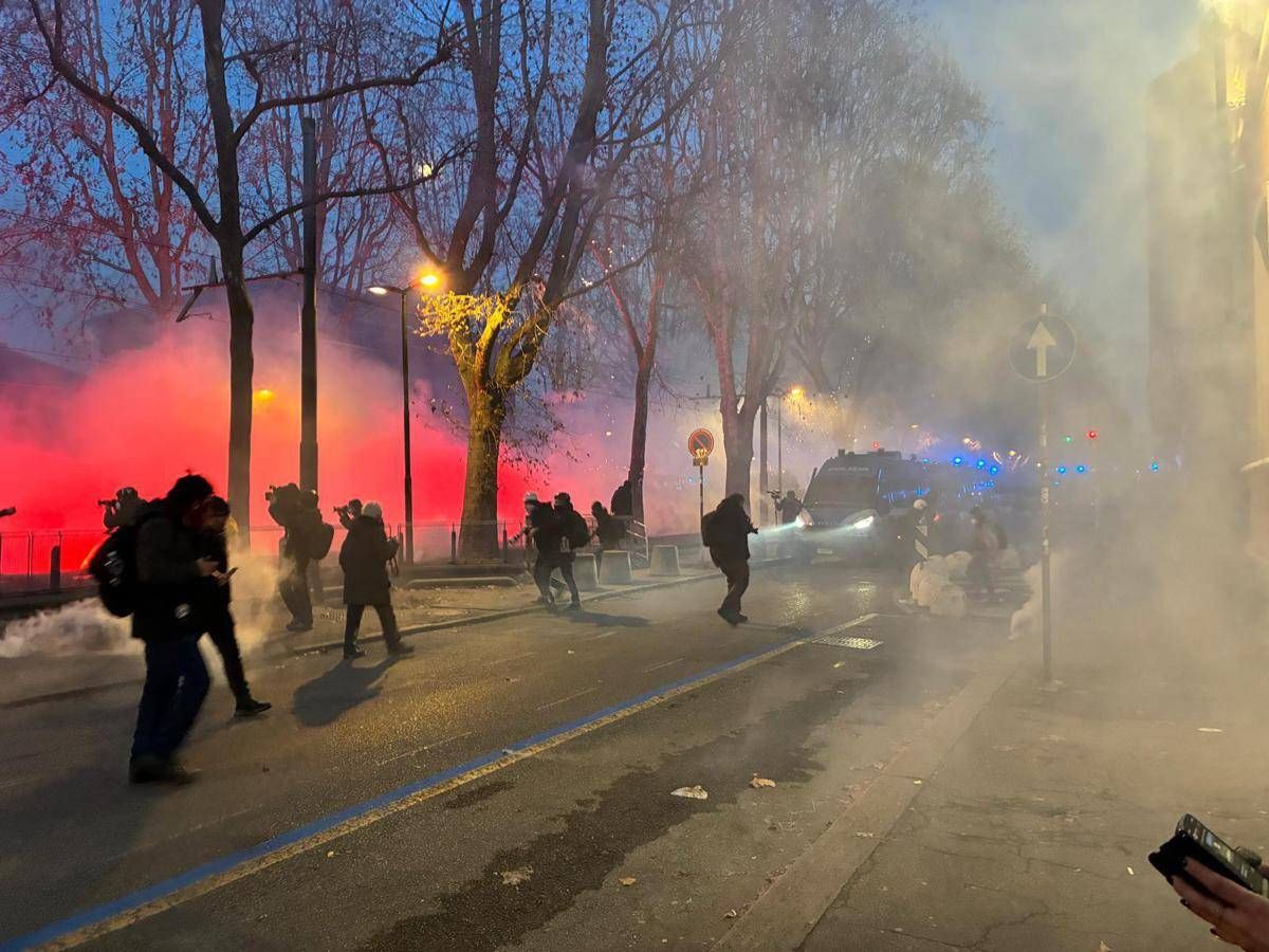 Scontri a corteo per Askatasuna, petardi e bombe carta contro le forze dell'ordine - 