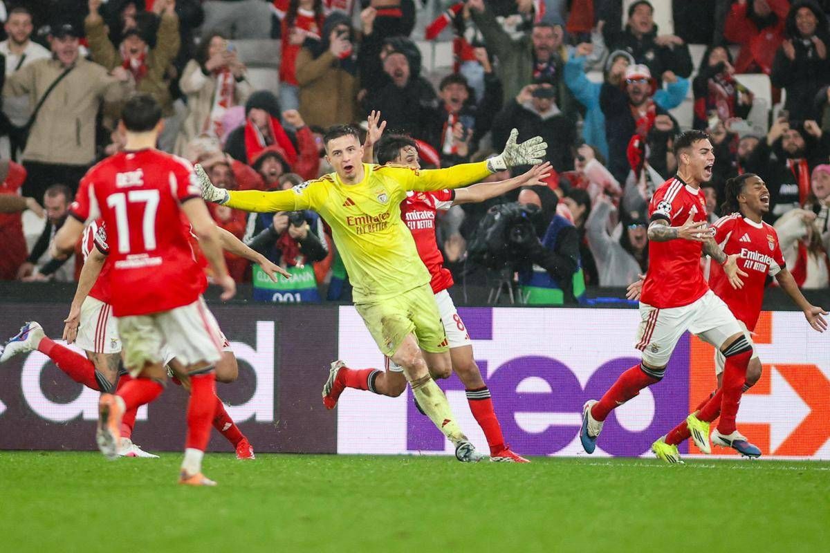 Champions, Benfica qualificato allo scadere con gol del portiere. Mourinho-show in panchina - 