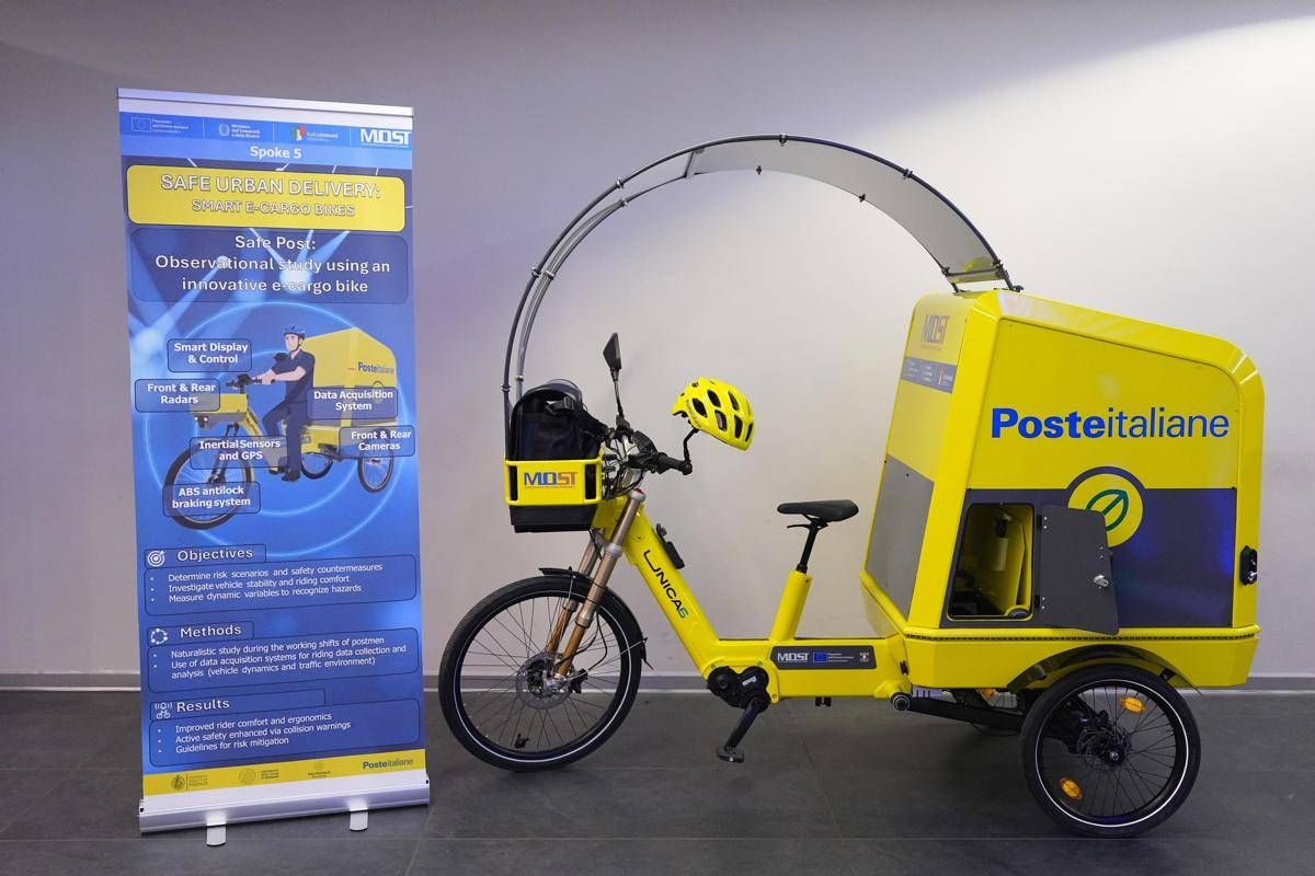Poste, nuovi prototipi di cargo e-bike per consegnare pacchi nei centri storici - 
