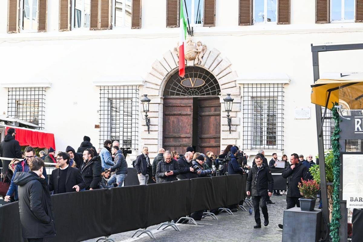 Valentino, secondo giorno di camera ardente in attesa dei funerali - 