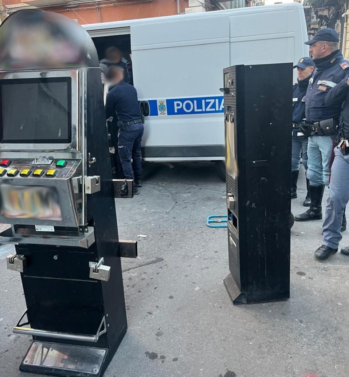Polizia di Catania intensifica controlli per contrastare la vendita abusiva di fuochi d'artificio durante le festività - 