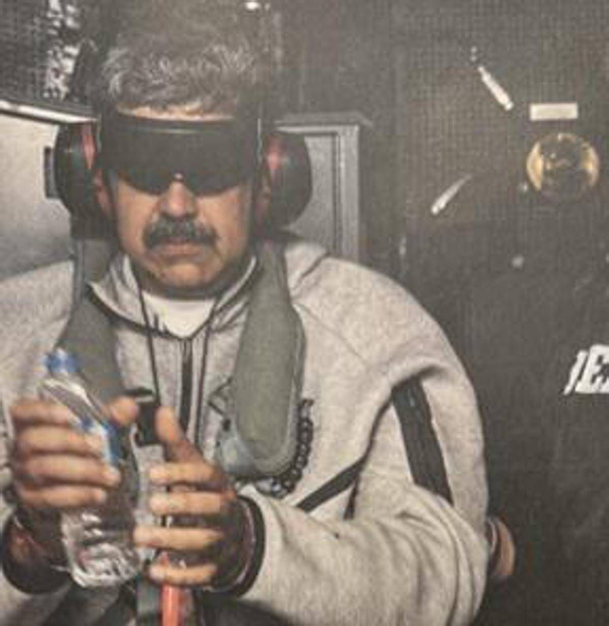 Maduro, la foto di Trump diventa uno spot: boom vendite per la felpa - 