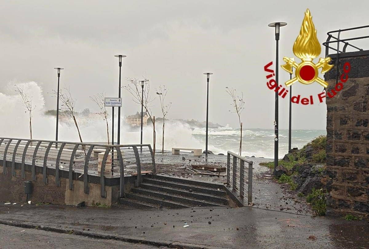 Maltempo, ciclone Harry flagella la Sicilia. Sindaco di Catania: "Restate a casa". A Linosa onde alte 7 metri - 