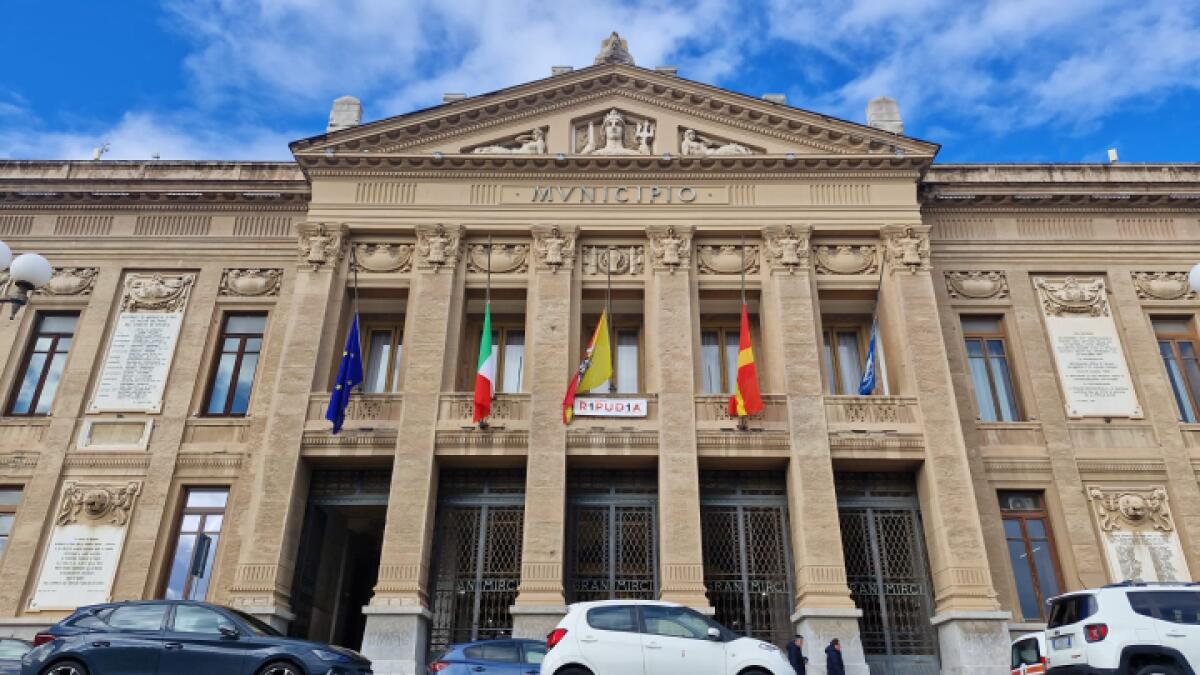 Giorno della Memoria: il Comune di Messina rende omaggio alle vittime della Shoah con le Bandiere a mezz'asta - 