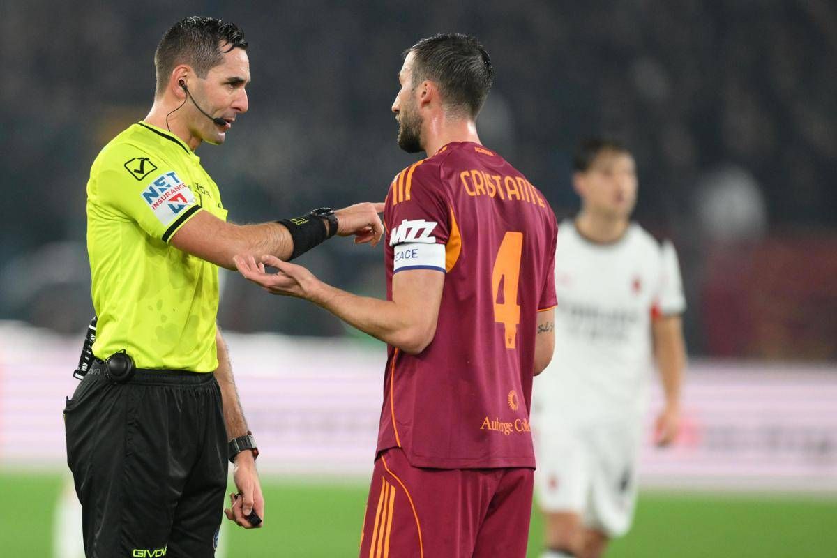 Bartesaghi tocca di mano, arbitro assegna rigore: proteste in Roma-Milan - 