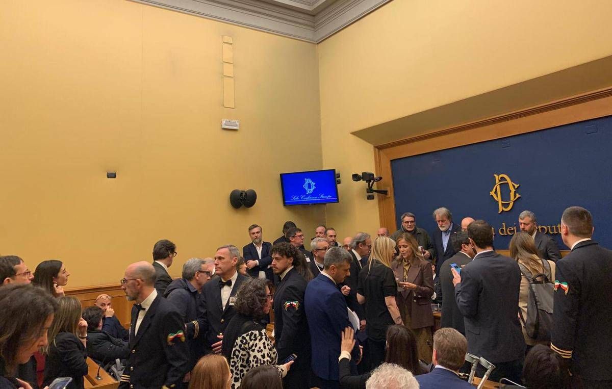 Convegno remigrazione alla Camera, opposizioni occupano sala stampa e cantano Bella Ciao - 