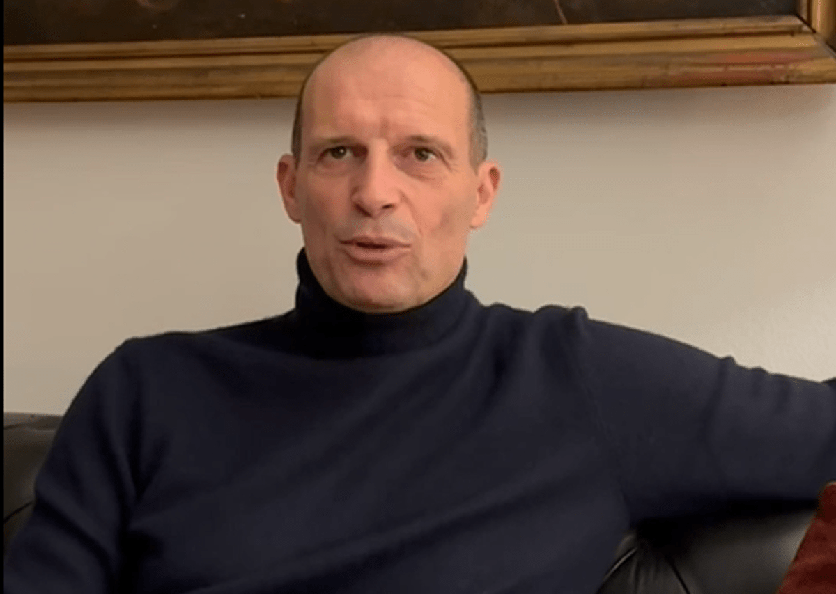 Fumo, Massimiliano Allegri firma per aumentare prezzo sigarette: "Fatelo anche voi" - 