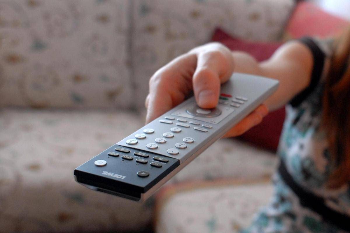 Ascolti tv, 22 gennaio: 'Don Matteo' su Rai1 vince prime time e 'Striscia' torna al 18.6% - 