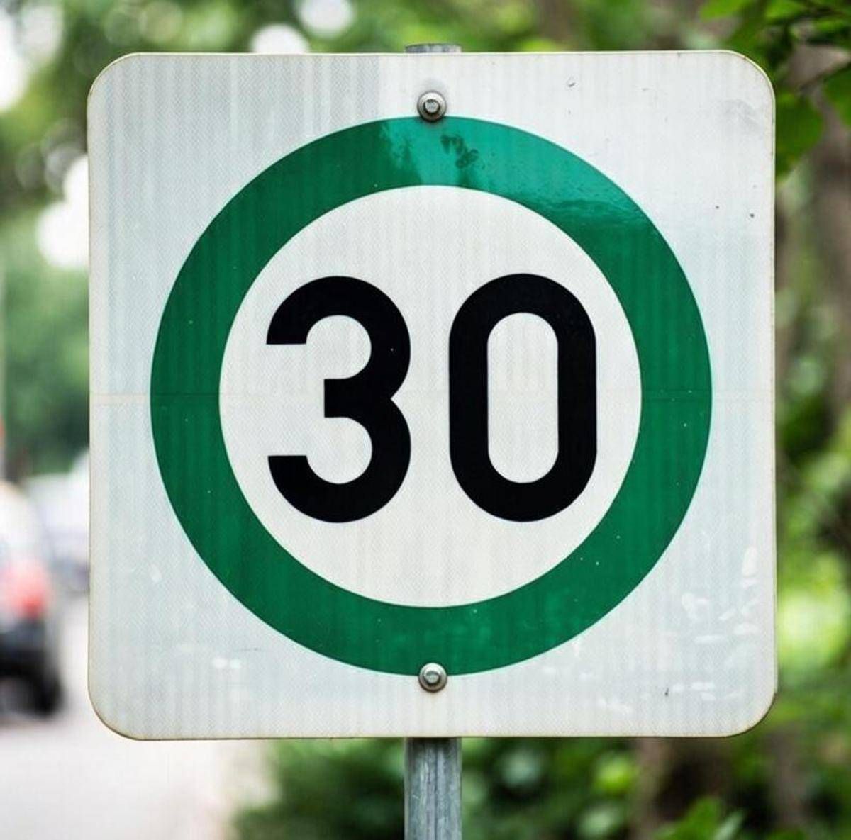 Segnali stradali verdi, il 'mistero' dei cartelli in Europa - 