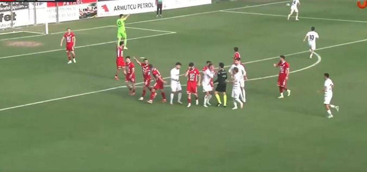 Punizione sotto l'incrocio, ma arbitro non 'vede' il gol: scandalo arbitrale in Turchia - 