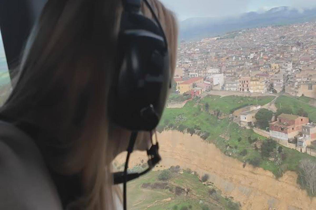 Meloni a Niscemi, il sorvolo con l'elicottero e la riunione operativa in Comune - 