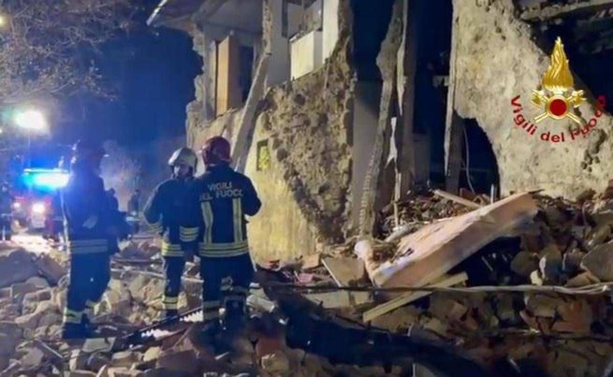 Arezzo, crolla una palazzina dopo un'esplosione: tre feriti gravi - 
